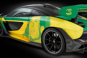 Tributo perfecto a Senna en el McLaren, audaz y deportivo.