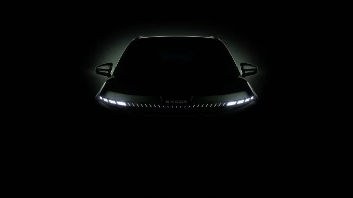 Silueta frontal del Škoda Elroq iluminando con sus faros LED característicos.