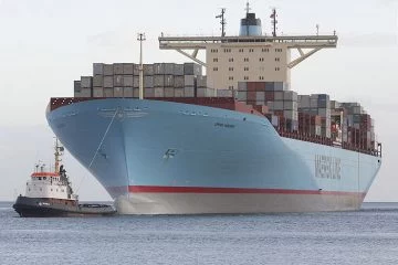 Vista lateral del Emma Maersk, con el motor más grande del mundo a bordo.