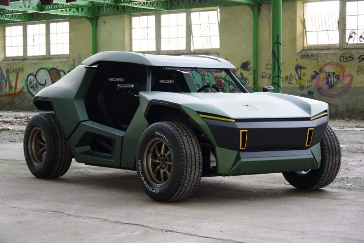 Vehículo con diseño futurista, producto de la ingeniería estudiantil. Motor V6 Ford.