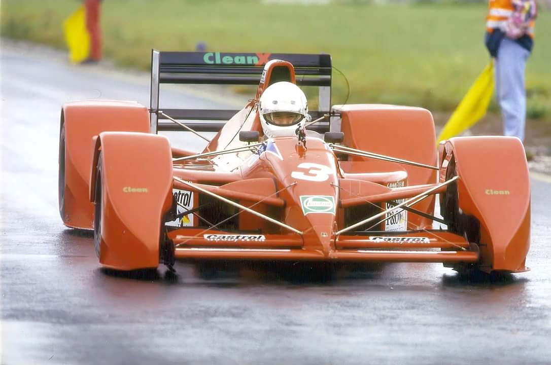 Monoplaza de época con carenado atípico, refleja una era experimental en el diseño de F1.