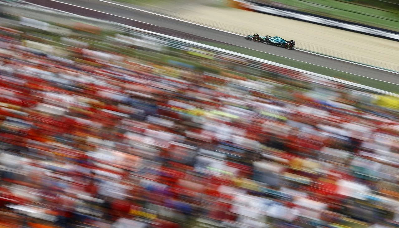 Fernando Alonso a toda velocidad en el GP de Emilia-Romagna