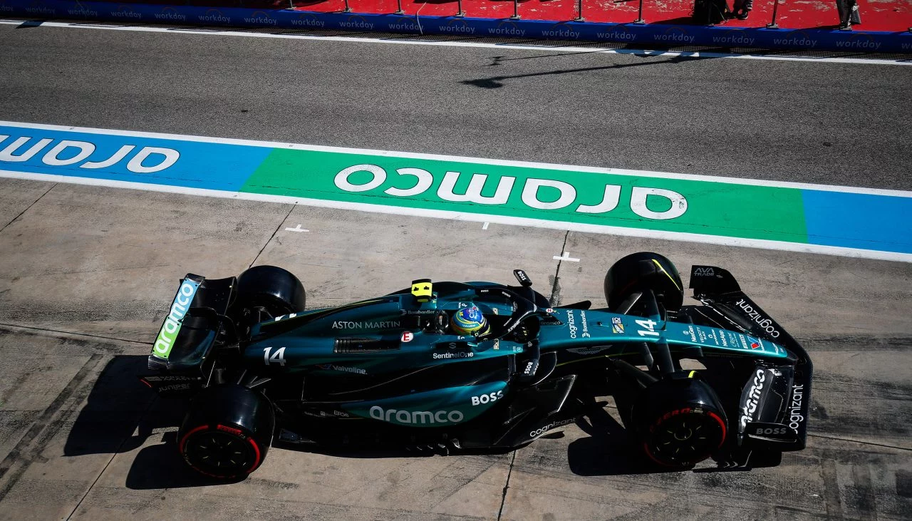 Fernando Alonso al volante de su Aston Martin durante el GP de Emilia-Romagna 2024