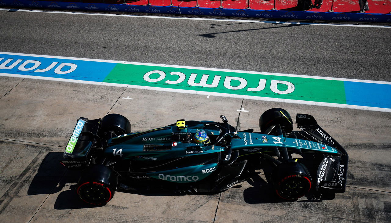 Fernando Alonso al volante de su Aston Martin durante el GP de Emilia-Romagna 2024