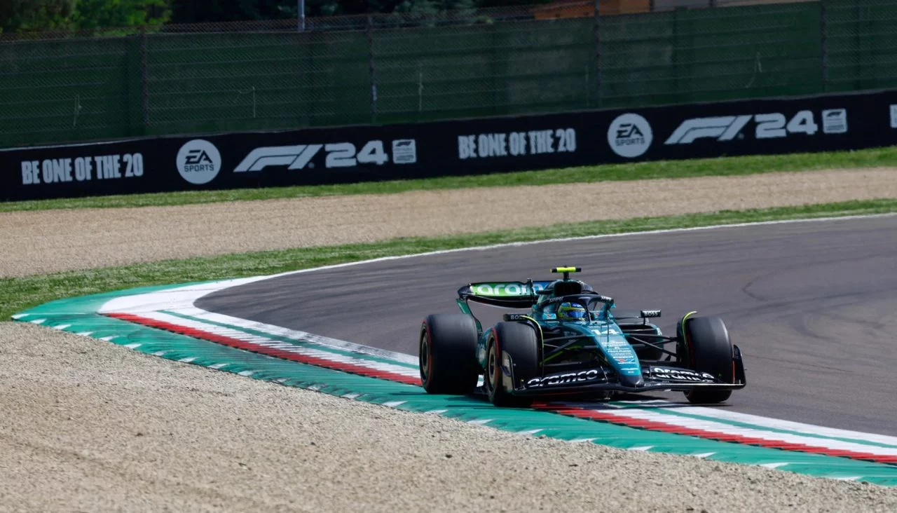 Fernando Alonso pilotando su Aston Martin en Imola.