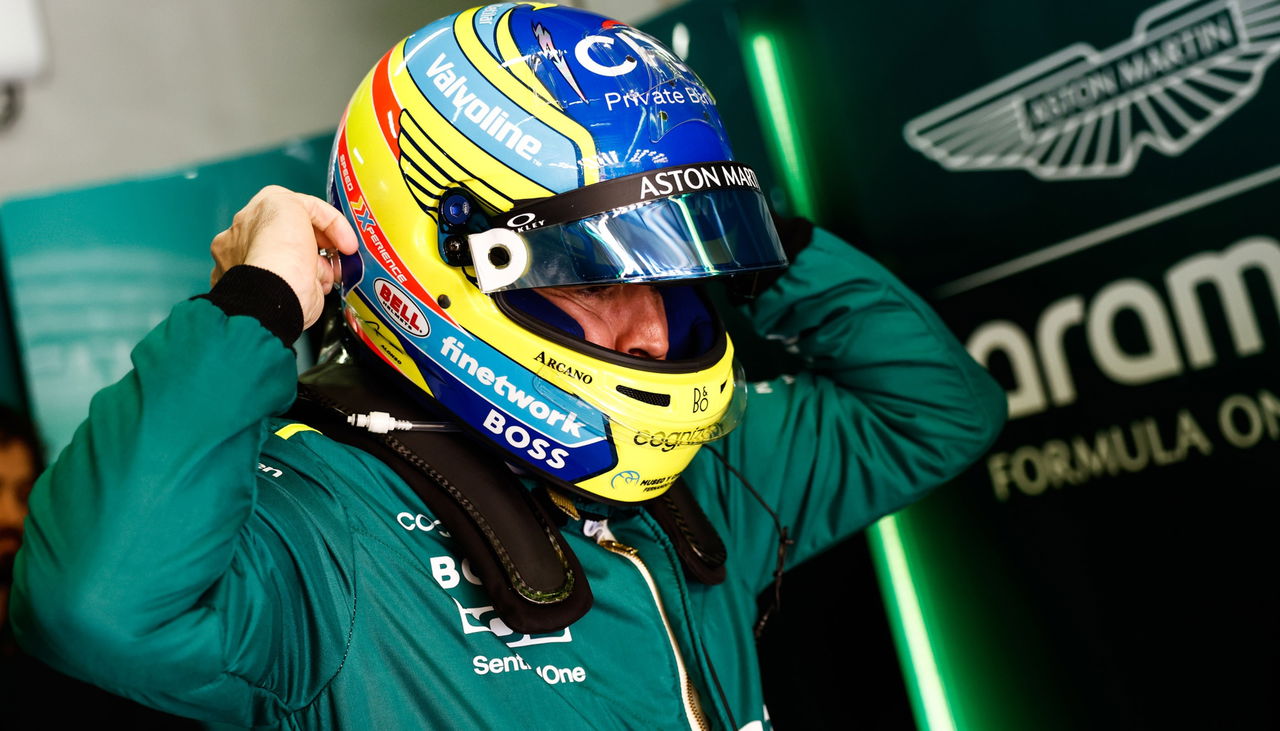 Fernando Alonso junto al Aston Martin en Imola, F1.