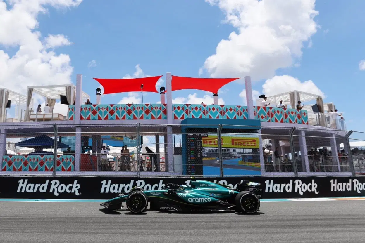 Fernando Alonso rueda en los Libres del GP Miami 2024 con su Aston Martin.