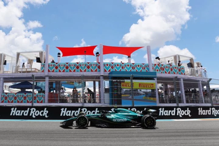 Fernando Alonso rueda en los Libres del GP Miami 2024 con su Aston Martin.