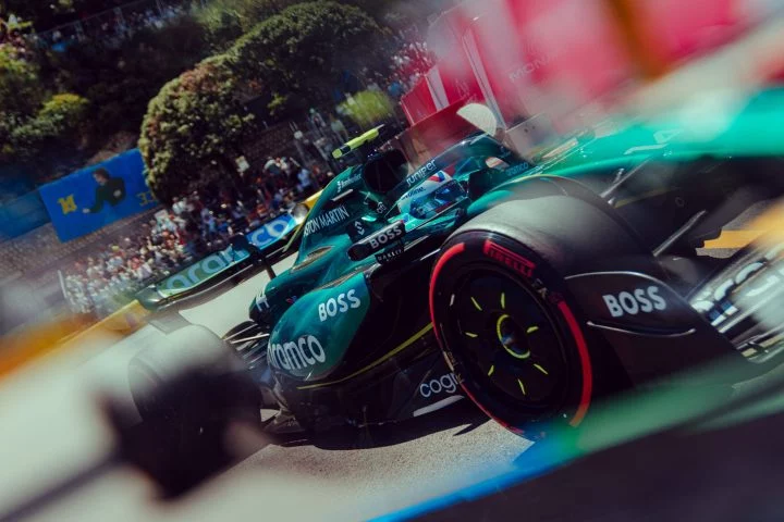 Aston Martin en acción durante el GP de Mónaco 2024