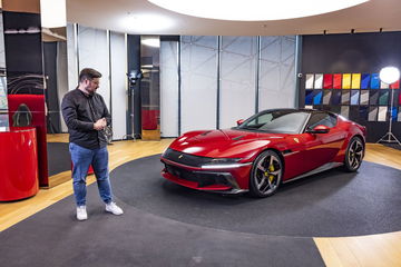 Ferrari con diseño aerodinámico y líneas modernas en exhibición.