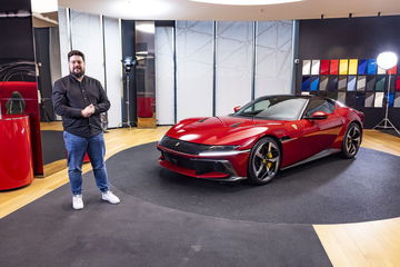 Ferrari rojo con diseño aerodinámico y llantas distintivas de la marca