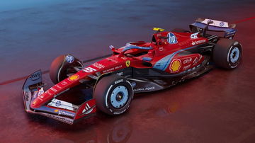 Vista lateral de un Ferrari de Fórmula 1 con decoración especial para el Gran Premio de Miami 2024.