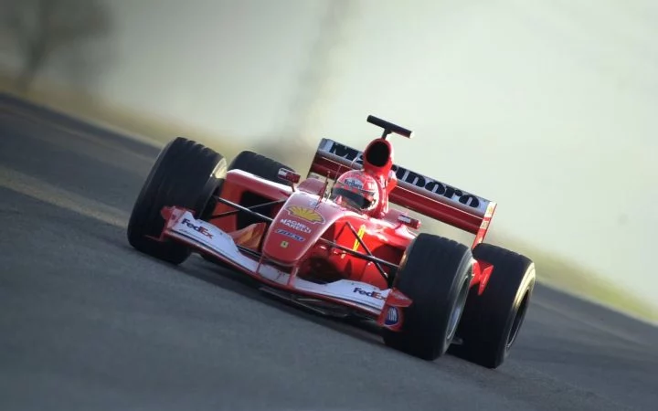 Lateral de un Ferrari F1 F2001, muestra aerodinámica impecable.