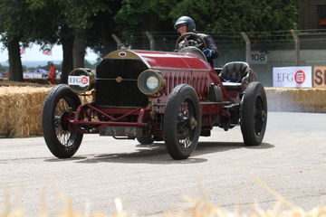 Fiat 1905 en acción, reflejando la ingeniería automotriz de principios del siglo XX