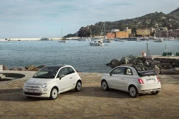 El Fiat 500 Dolcevita posa majestuoso ante el encanto marítimo, mostrando líneas clásicas y compactas.