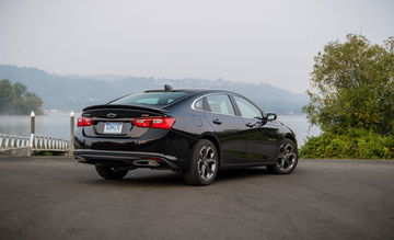 Vista trasera lateral del Chevrolet Malibu, destacando su diseño y líneas aerodinámicas.