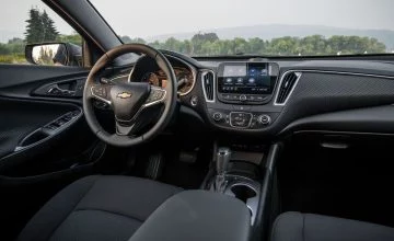 Cabina del Chevrolet Malibu mostrando volante, consola central y asientos en cuero.