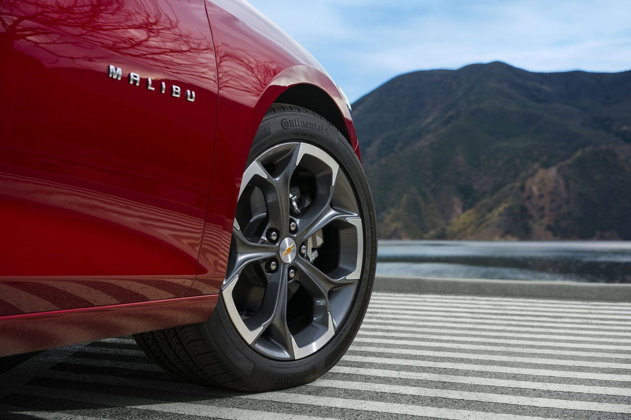 Vista parcial del Chevrolet Malibu, destacando su rueda y carrocería lateral.