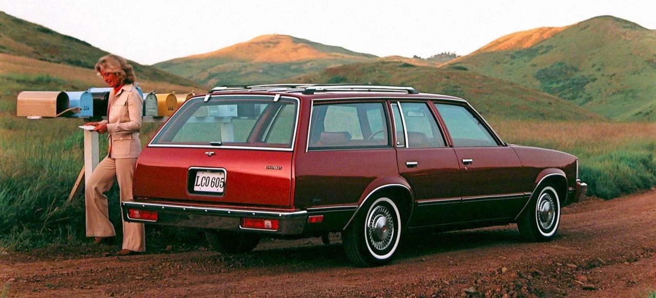 Clásico Chevrolet Malibu en su versión familiar, mostrando su línea lateral y diseño de época.