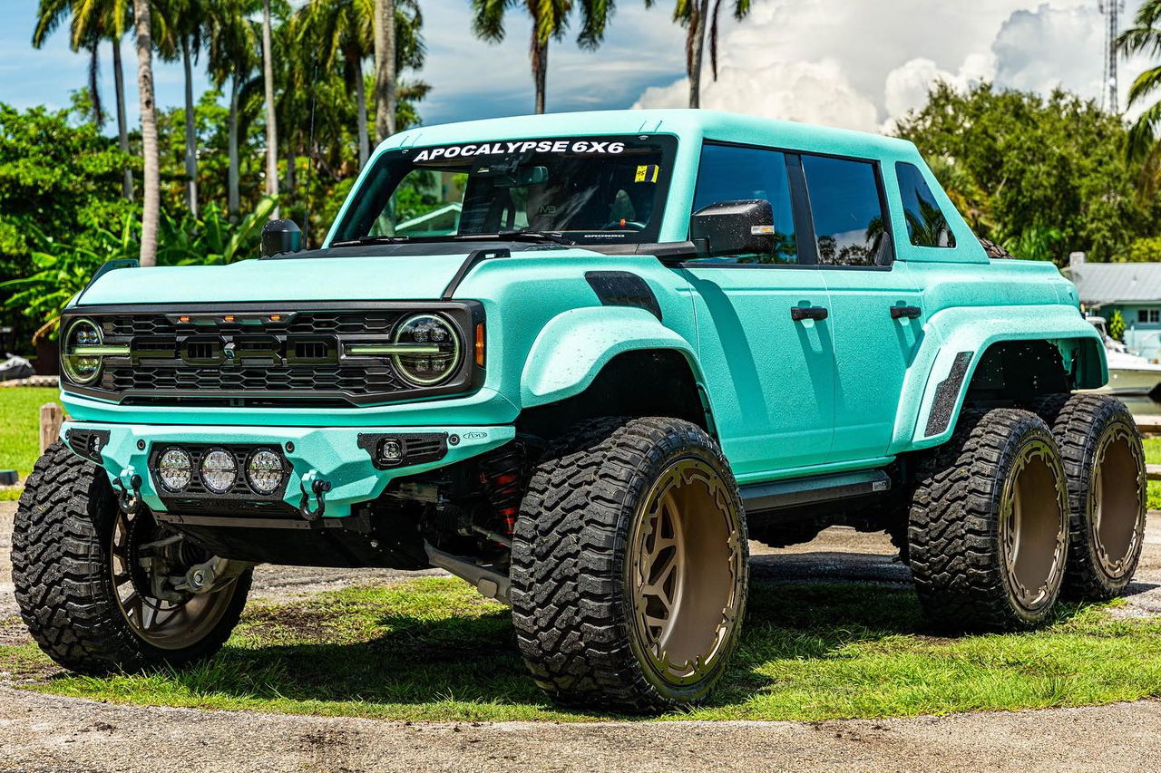 Vista lateral del imponente Ford Bronco 6x6 en acabado azul candy