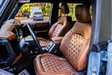 Ford Bronco 6x6 muestra un interior lujoso con acabados premium y asientos de cuero.