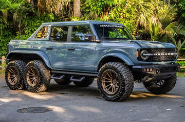 Ford Bronco 6x6 despliega robustez y capacidad off-road.