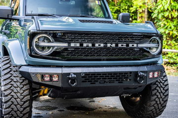 Vista frontal del Ford Bronco 6x6, destacando su robustez y diseño agresivo.