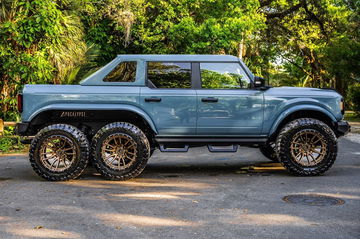 Ford Bronco 6x6 con acabado azul y diseño robusto para todo terreno.