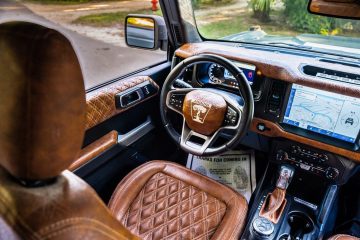 Cabina Ford Bronco 6x6 muestra acabados de lujo y detalle de asientos.