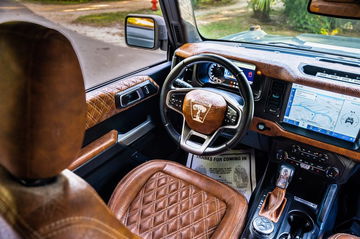 Cabina Ford Bronco 6x6 muestra acabados de lujo y detalle de asientos.