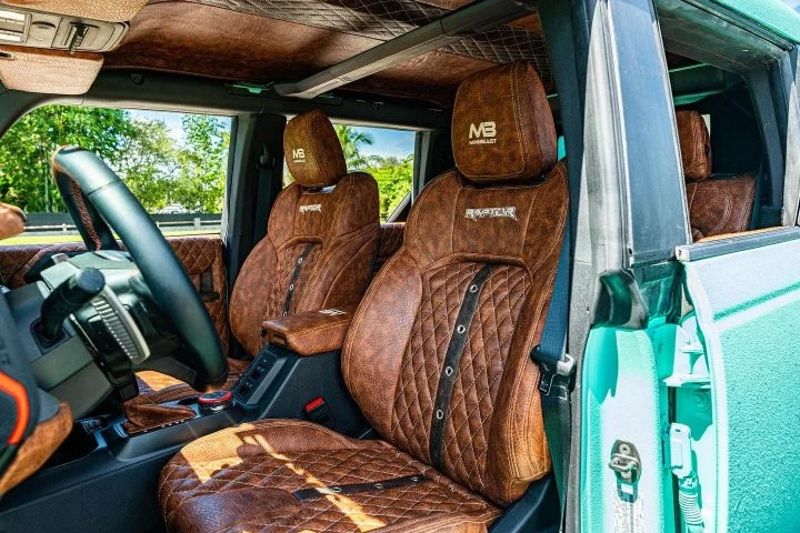 Lujosa cabina Ford Bronco 6x6 con asientos de cuero marrón detallados