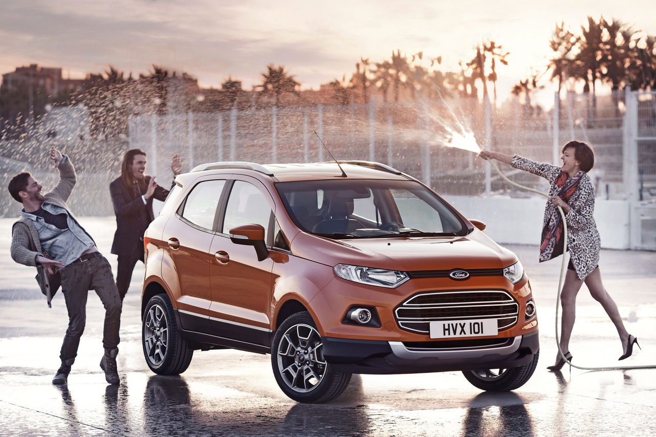 Vista lateral Ford EcoSport 2014 en tono naranja vibrante, destacando su diseño urbano y dinámico