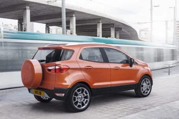 Vista angular trasera del Ford EcoSport 2014 en color naranja.