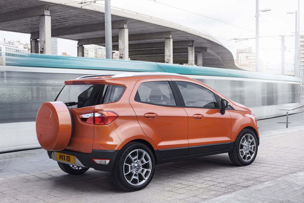 Vista angular trasera del Ford EcoSport 2014 en color naranja.