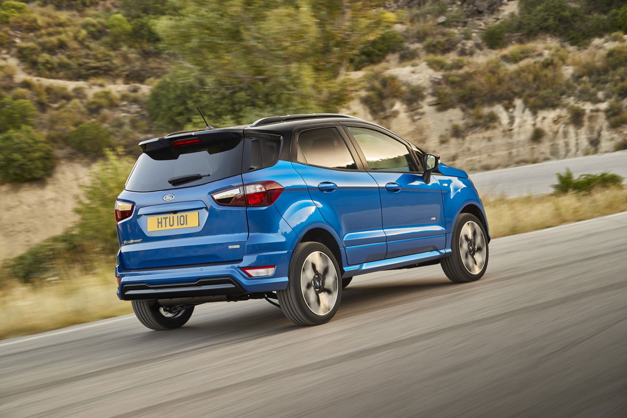 Vista lateral de un Ford EcoSport 2018 en movimiento por carretera.