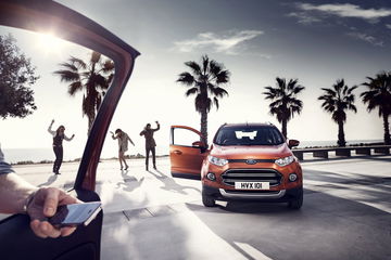 Vista dinámica del Ford EcoSport 2014 en color naranja.