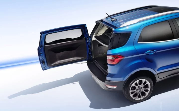 Vista en perspectiva del Ford EcoSport, destacando su línea y diseño trasero.