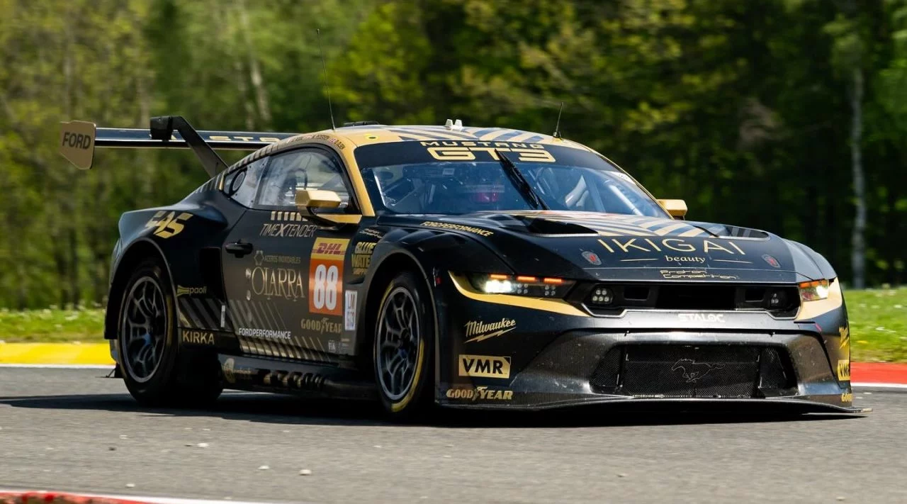 Ford Mustang GT3 en pista, una impresionante muestra de potencia y diseño.