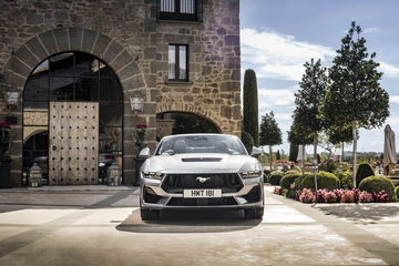 Vista frontal del Ford Mustang 2024 apreciando su agresiva estética.