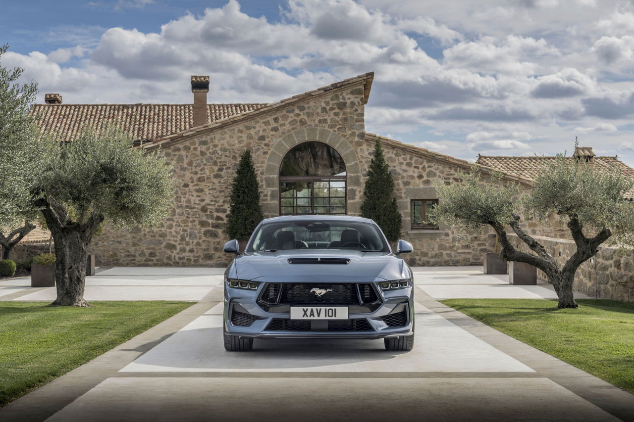 Vista frontal del Ford Mustang 2024 destacando su imponente parrilla y faros agresivos.