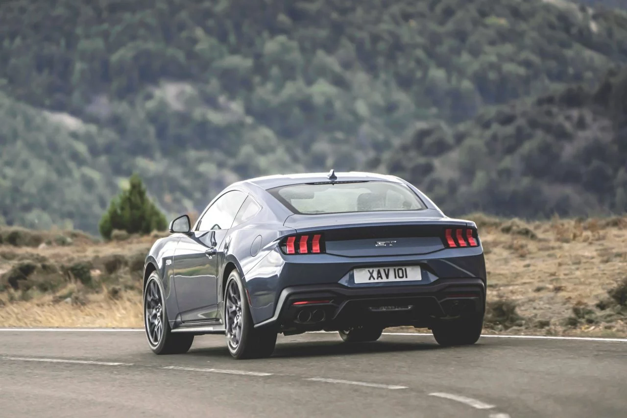 Vista dinámica del icónico Ford Mustang 2024, mostrando su diseño trasero y lateral.