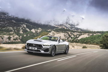 Vista dinámica del nuevo Ford Mustang 2024 en carretera abierta.