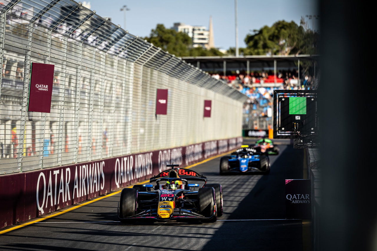 Monoplazas de Fórmula 2 circulando en pista