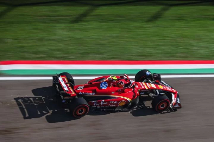 Carlos Sainz con el Ferrari en clasificación para el GP Emilia-Romagna, mejorando a P4.