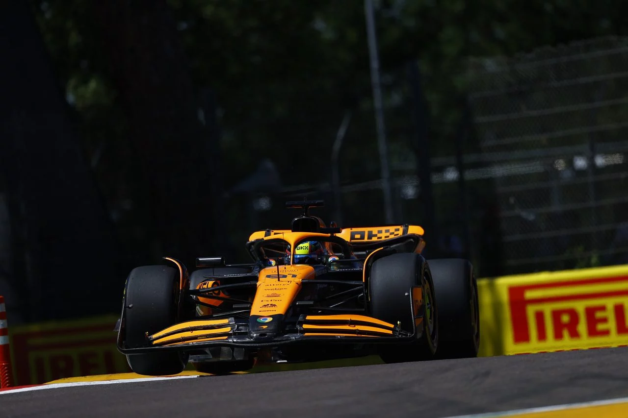 McLaren domina curva con destreza en FP2 de Emilia-Romagna.