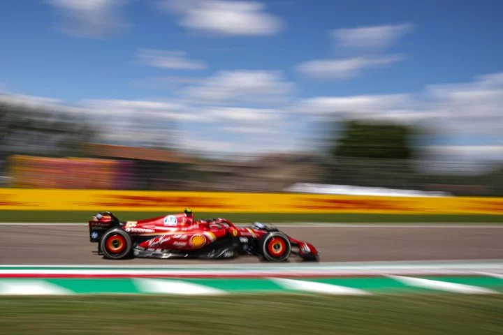 Ferrari domina con Leclerc en FP2, Emilia-Romagna GP