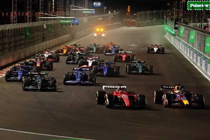 Vista lateral de la parrilla de salida en el GP de Las Vegas 2024, con monoplazas luchando por posición.