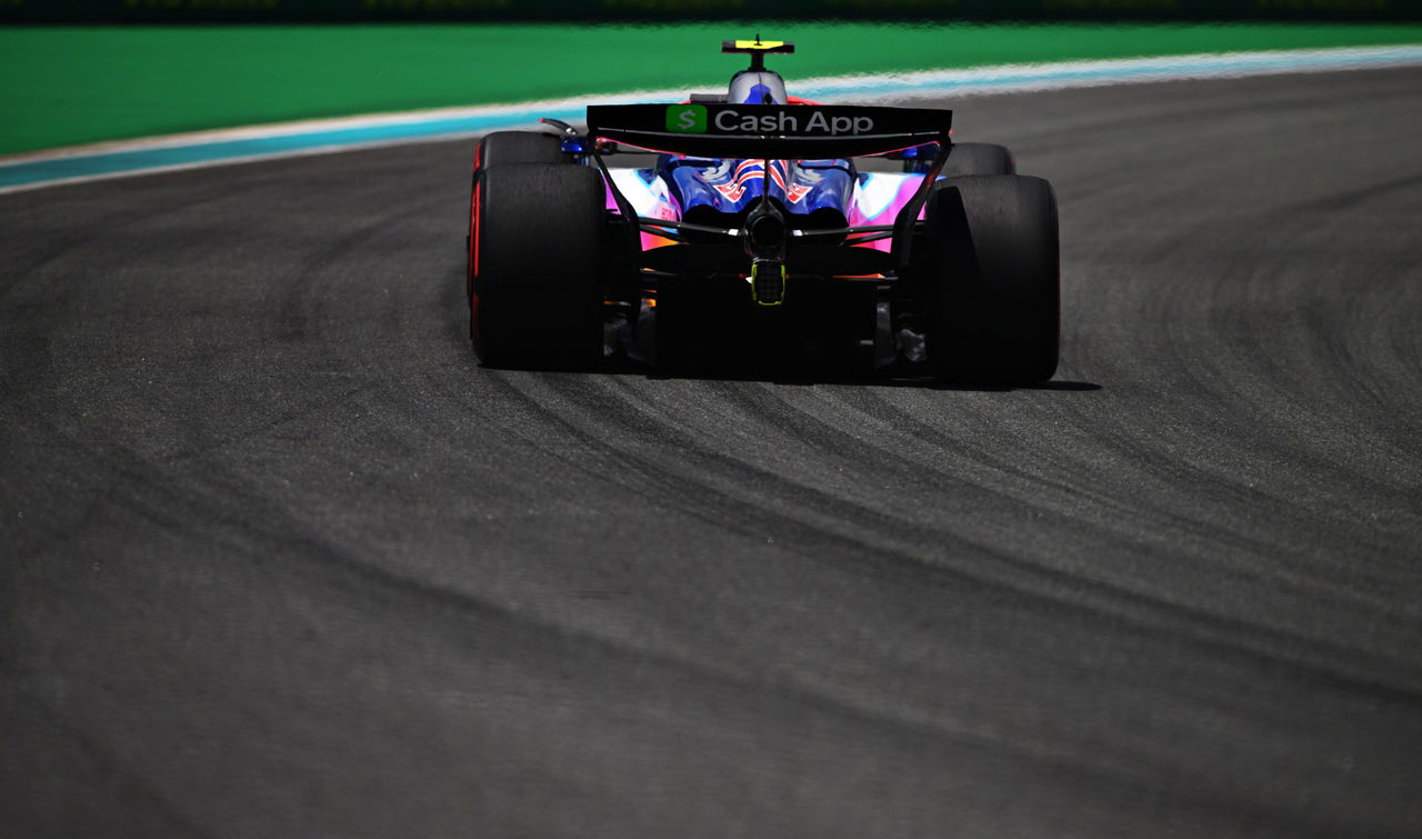 Monoplaza en acción durante el GP de Miami, destacando aerodinámica y neumáticos.