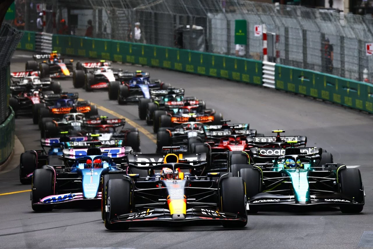 Batalla intensa en las calles de Mónaco, F1 en su esplendor.