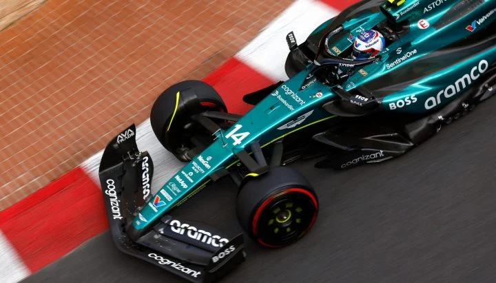 Vista dinámica del monoplaza en calificación para el Gran Premio de Mónaco 2024.